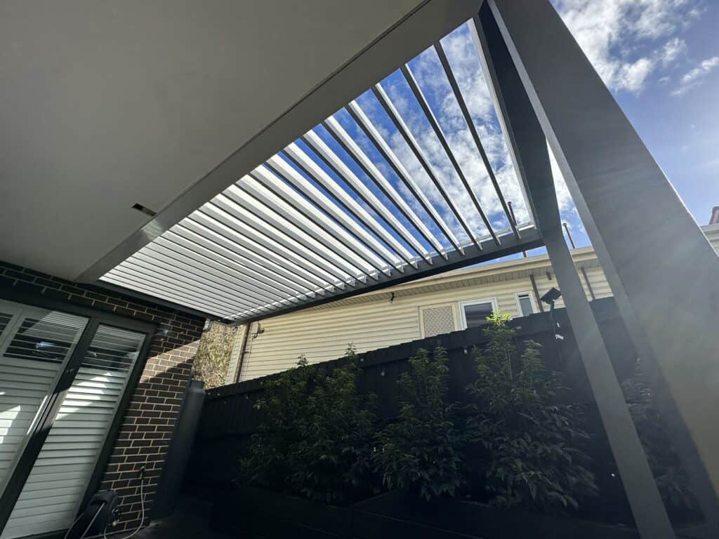 Wall-Mounted louvred pergola with Blades Parallel to the Wall - Blackburn South Melbourne